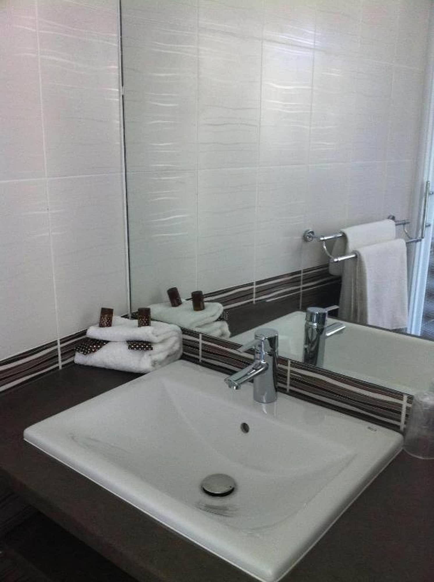 Brit Hotel Confort Le Revest Sainte-Maxime Luaran gambar