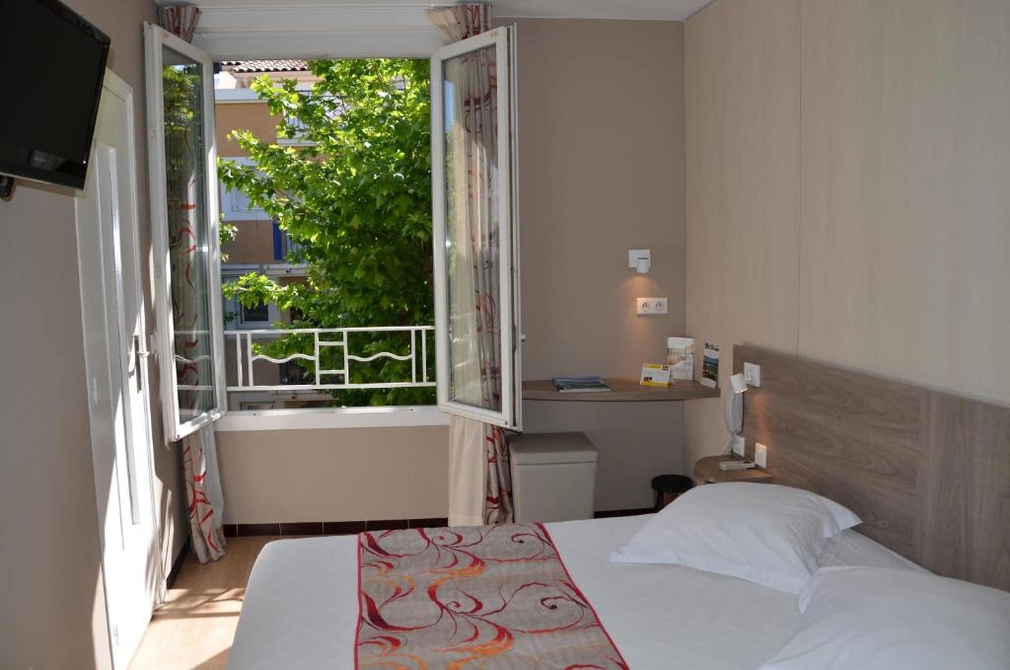 Brit Hotel Confort Le Revest Sainte-Maxime Luaran gambar