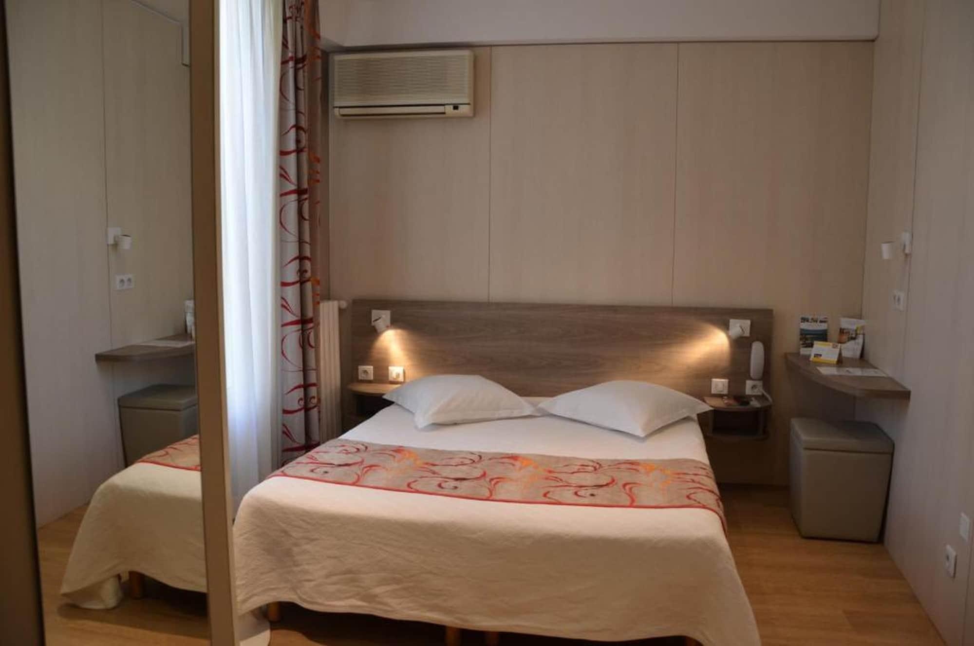 Brit Hotel Confort Le Revest Sainte-Maxime Luaran gambar