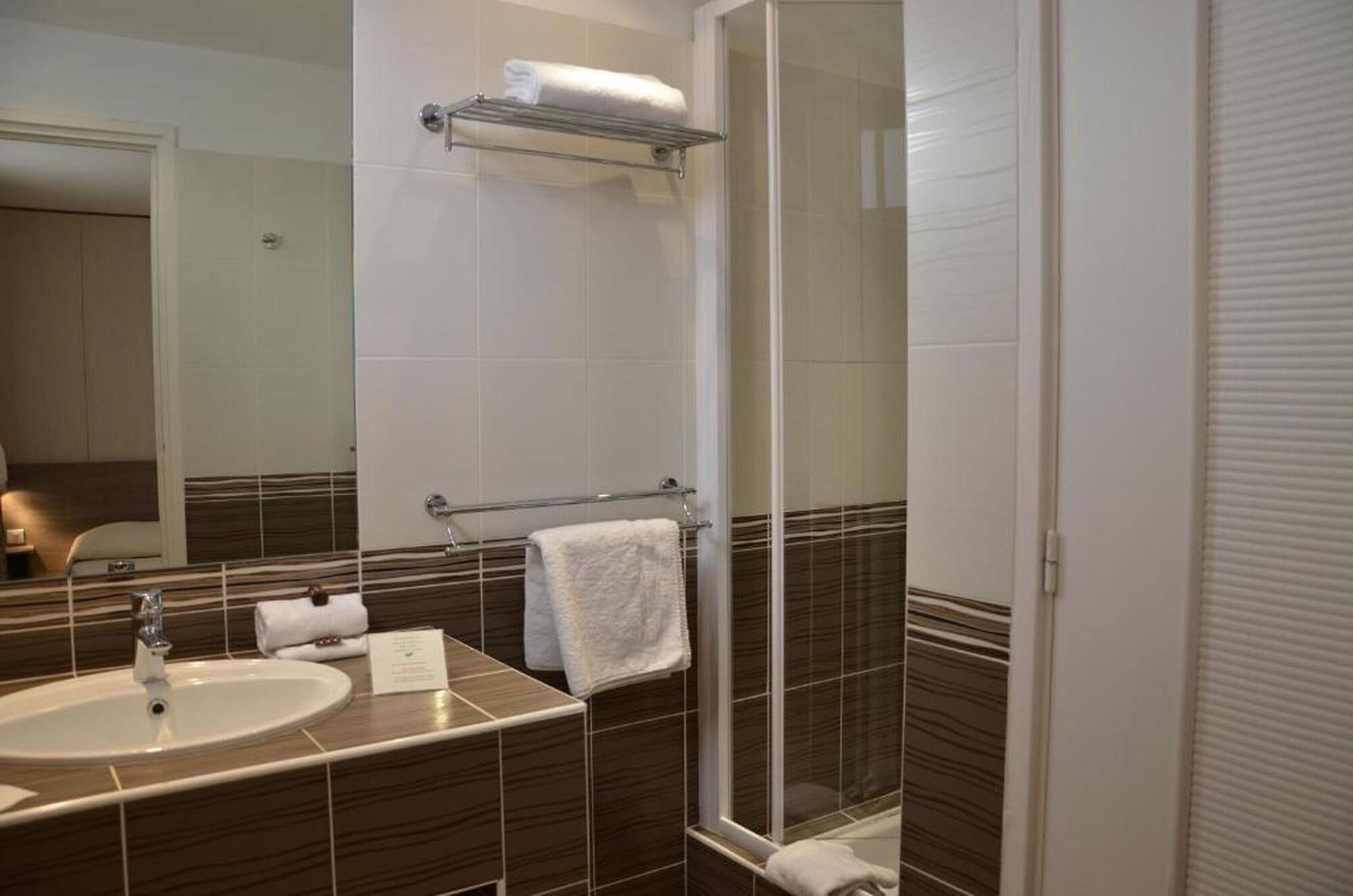 Brit Hotel Confort Le Revest Sainte-Maxime Luaran gambar