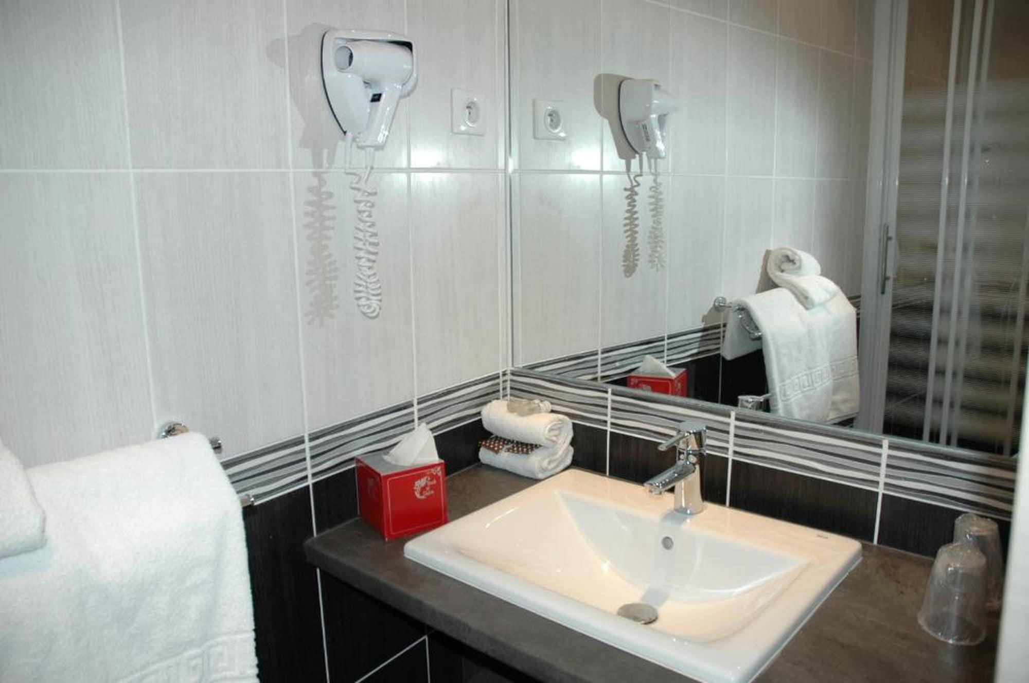 Brit Hotel Confort Le Revest Sainte-Maxime Luaran gambar
